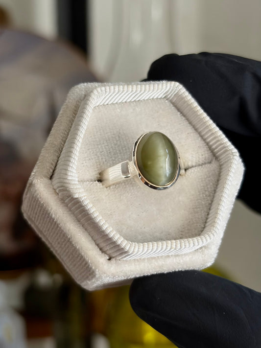 Green Cats Eye Ring - Size 7