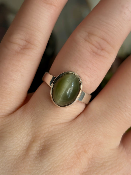 Green Cats Eye Ring - Size 7
